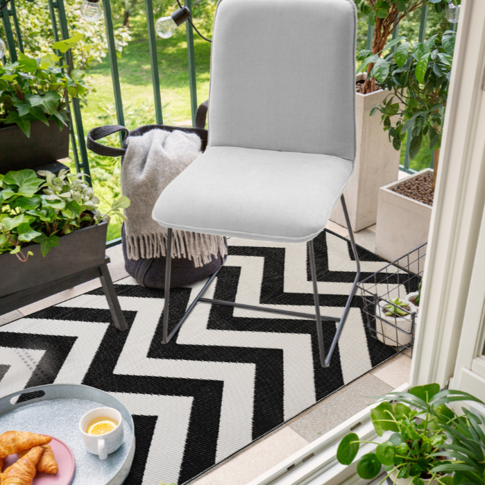 Laguna Black and White Chevron Large Recycled Plastic Rug