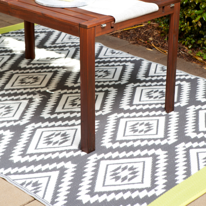 Valencia Grey and White Diamond Recycled Plastic Outdoor Rug