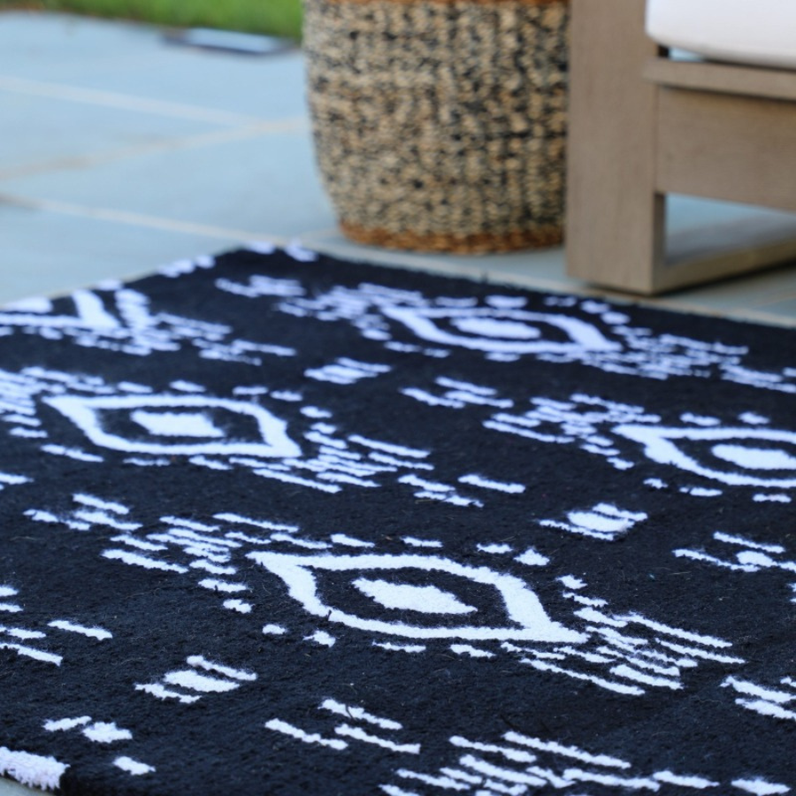 Surah Black And White Tribal P.E.T Indoor Outdoor Rug