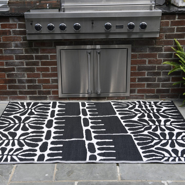 Serowe Black and White Outdoor Area Rug - Recycled Plastic Rugs & Mats Fab Habitat